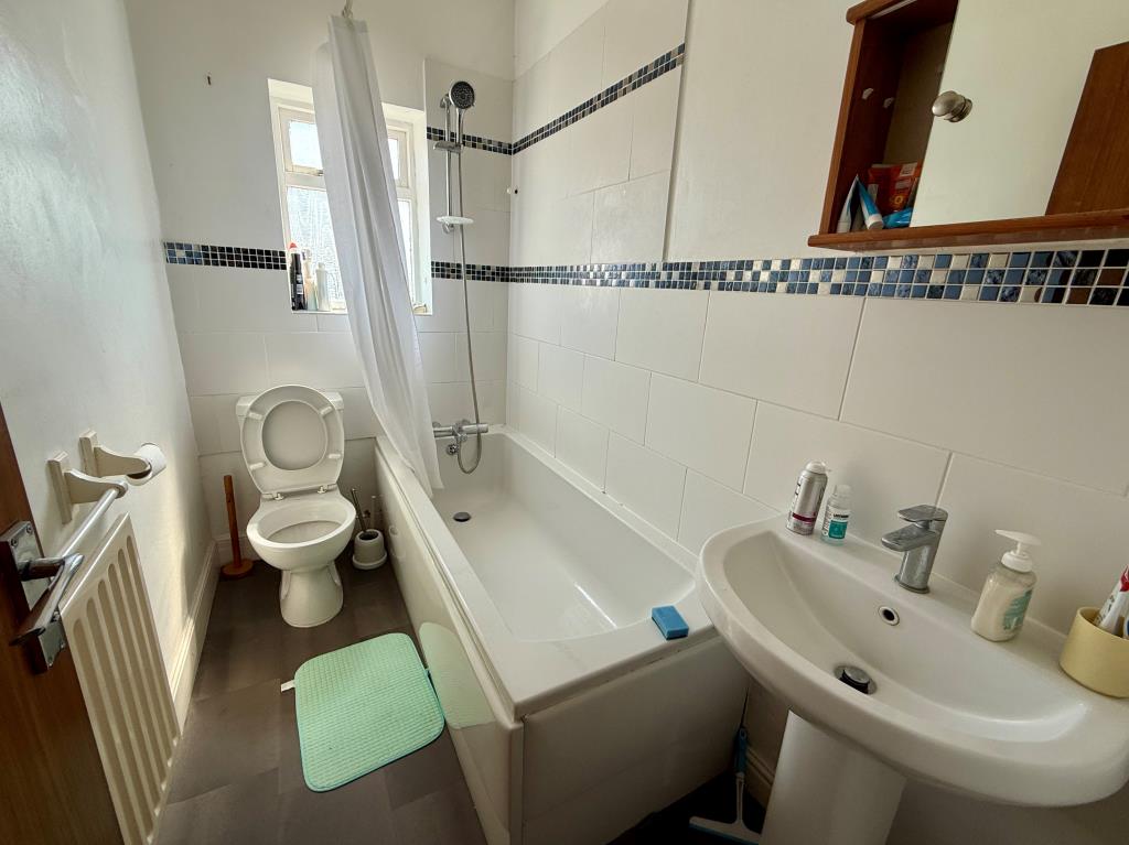 Lot: 149 - FREEHOLD INVESTMENT INCLUDING VACANT FLAT - Bathroom with W.C.